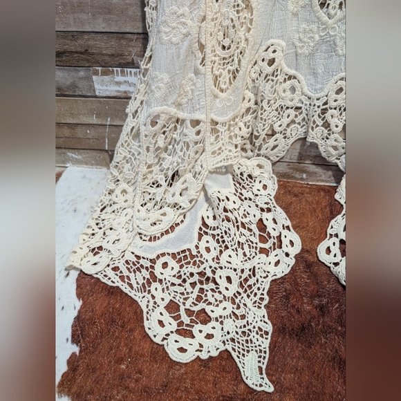 Ivory Lace Sharbite Hem Crochet Vest - Picture 12 of 13